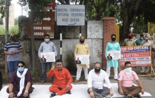मनमानी फीस वसूलने के खिलाफ शिवसेना पंजाब ने सांसद रवनीत बिट्टू के अवास के बाहर दिया धरना