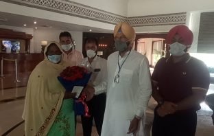 Punjab Government presents a cheque of Rs 5 lakh to first Punjabi boxer Simranjit Kaur who qualified for Olympics