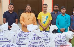 श्री प्रेम धाम ट्रस्ट ने 85 जरूरतमंद महिलाओं को वितरित किया राशन अन्न दान से भरता है भूखे का पेट – मुकेशानंद गिरी