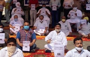 किसान विरोधी अध्यादेश के खिलाफ़ हल्का सेंट्रल के विधायक डावर ने लगाया धरना