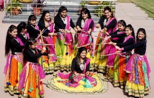 महक डांस स्टूडियो की तरफ से डांडिया खेल कर किया डांस