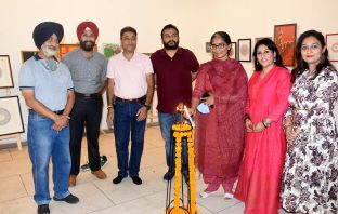 आर्टिस्ट दमन वोहरा द्वारा लगाई गई प्री दीपावली आर्ट एग्ज़िबिशन का पार्षद ममता आशु ने किया उद्धघाटन