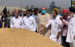 नए कृषि कानूनों के जरिए केंद्र ने किसानों से धक्का किया: मनीष तिवारी