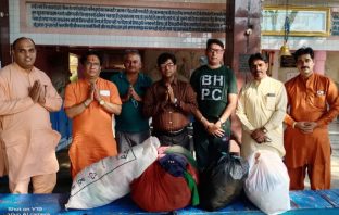 जय माँ सरस्वती वेल्फेयर सोसाइटी ने कुष्ट आश्रम को भेट किए बस्त्र