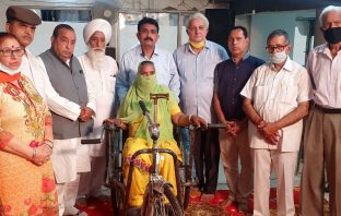 लुधियाना के श्री ज्ञान स्थल मंदिर सुभानी में करवाए गए 278वे राशन वितरण समारोह में अच्छे काम करने वाले योद्धाओं को समाज रत्न अवार्ड से किया गया सन्मानित:- बिट्टू गुम्बर