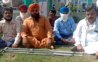 अंगहीन यूनियन का रिलायंस पेट्रोल पंप पर धरना, किसानों के हक में केंद्रीय खेती कानून वापस लेने की मांग