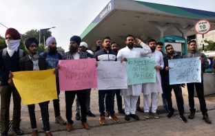 लुधियाना के दुगरी स्थित रिलायंस पेट्रोल पंप के बाहर युवाओं की ओर से धरना प्रदर्शन