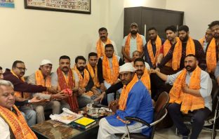 महादेव सेवा दल ने पवित्र डल्ल भेंट कर 11 मार्च के जागरण का भजन गायकों को दिया निमंत्रण