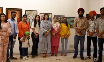 डी. के. आर्ट्स की तीन दिवसीय पेंटिंग आर्ट एग्जीबिशन में 18 कलाकारों ने अपनी प्रदर्शनी पेश की
