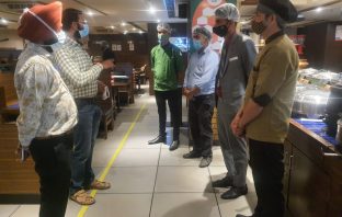 कोविड-19 की गाइडलाइंस की सख्ती से पालना करने के लिए रेस्टोरेंट और होटलों में मास मीडिया विंग द्वारा गतिविधियां की गई