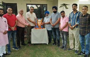 पवन दीवान के नेतृत्व में सविधान निर्माता डॉ बीआर अंबेडकर को दी श्रद्धांजलि