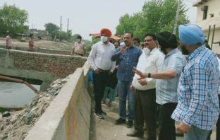 हल्का पूर्वी के विधायक संजय तलवाड और नगर निगम कमिश्नर प्रदीप कुमार सभ्रवाल ने बुडे नाले के दोनों और 14 किलोमीटर फैसिग जाली लगवाने की गई शुरुआत