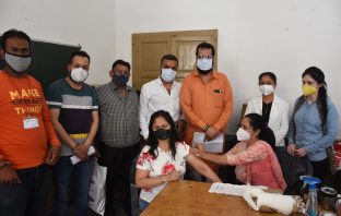 महाशिवरात्रि महोत्सव कमेटी की ओर से कोरोना वैक्सीनेशन कैंप लगाया , 210 लोगो को वैक्सीन लगाई