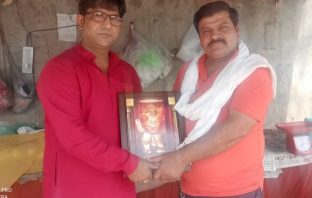 सनातन धर्म प्रचार एवं भजन के माध्यम से युवा पीढ़ी को धर्म से जोड़ने के लिए धार्मिक गायक कुमार संजीव को किया सम्मानित