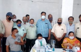 लुधियाना गऊघाट शिव मंदिर में सिविल सर्जन की तरफ से करोना वैक्सीनेशन का कैंप लगाया गया