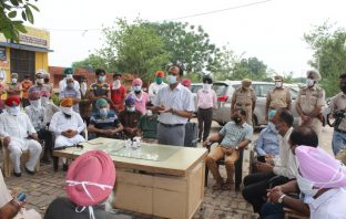 ਮੋਹਰੀ ਰੋਲ ਅਦਾ ਕਰਦੇ ਹੋਏ ਡੀ.ਸੀ. ਵੱਲੋਂ ਪੇਂਡੂ ਖੇਤਰਾਂ ਦੇ ਲੋਕਾਂ ਨੂੰ ਕੋਰੋਨਾ ਮਹਾਂਮਾਰੀ ‘ਤੇ ਫਤਿਹ ਪਾਉਣ ਲਈ ਸਹਿਯੋਗ ਦਾ ਸੱਦਾ