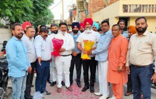 डॉ अंबेडकर दलित विकास मंच के संजीव एकलव्य और मारुति जी की अध्यक्षता में किया गया एक सम्मान समारोह का आयोजन