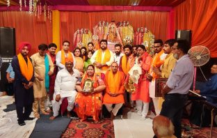 जय माँ सरस्वती वेल्फेयर सोसाइटी के सभी कलाकारों ने एक शाम माँ सरस्वती के नाम का किया आयोजन