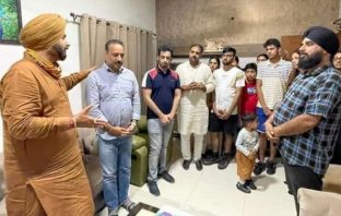 पंजाब कांग्रेस प्रधान नवजोत सिद्धू ने विधायक तलवाड की माता जी के देहांत होने के कारण घर आकर किया शौक व्यक्त