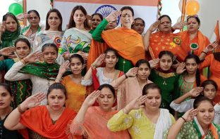 महिला कांग्रेस ने स्वतंत्रता दिवस पर फहराया राष्ट्रीय ध्वज