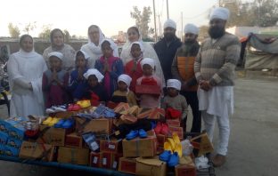 स्लम एरिया के बच्चों को गर्म स्वैटर,जूते,फ्रूट्स व गर्म दूध बांटा
