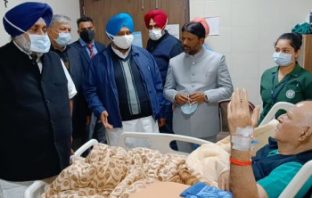 सुखबीर बादल ने अस्पताल में लुधियाना बम विस्फोट घायलों से की मुलाकात