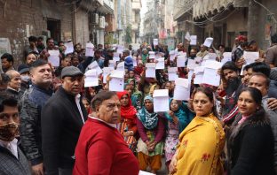 लुधियाना सेंट्रल विधायक सुरिंदर डावर ने वार्ड नंबर 63 में ‘हर घर पक्की छत’ स्कीम के तहत चेक बांटे