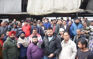 लुधियाना बहादुर के रोड स्थित फल मंडी में पुराने आढ़ती के फड़ पर कब्जे को लेकर फ्रूट मंडी आढ़ती एसोसिएशन ने कड़ा विरोध जताया