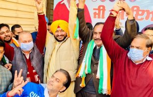 लुधियाना पूर्व एडीसीपी अकाली दल से सतीश मलोहत्रा एवं बेटे पूर्व भाजपा पार्षद सुमित मलोहत्रा सहित हुए कांग्रेस पार्टी में शामिल