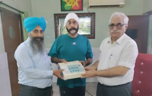 एक्यूपंचर चिकित्सा प्रणाली से स्वस्थ होने उपरांत हॉस्पिटल को दी भेँट स्वरूप आधुनिक एक्यूपंक्चर स्टीमुलेटर मशीन !