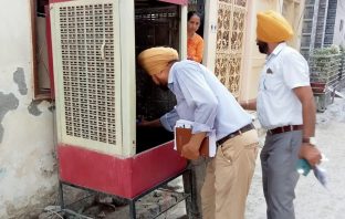 ਸਿਹਤ ਵਿਭਾਗ ਦੀਆਂ ਟੀਮਾਂ ਵੱਲੋਂ ਘਰ ਘਰ ਜਾ ਕੇ ਲੋਕਾਂ ਨੂੰ ਡੇਗੂ ਤੋ ਬਚਾਅ ਸਬੰਧੀ ਕੀਤਾ ਜਾ ਰਿਹਾ ਜਾਗਰੁਕ