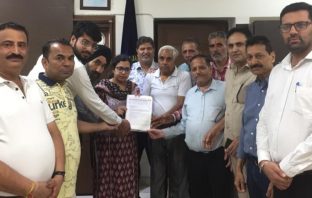 पंजाब प्रदेश व्यापार मंडल ने केंद्र सरकार से सिंगल यूज प्लास्टिक बैन को 1 साल तक टालने व पैक्ड खाद्य पदार्थो पर 5 प्रतिशत जीएसटी वापिस लेने के लिए डी सी सुरभि मलिक को सौंपा ज्ञापन
