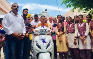 पूर्व विधायक संजय तलवाड ने हल्का पूर्वी में सरकारी स्कूलों के छात्रों को हर साल एक ऐक्टिवा स्कूटर देने का वादा किया पूरा