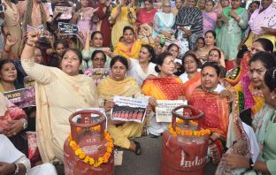 लुधियाना महिला कांग्रेसियों ने थालियां खड़काई,रसोई गैस महंगी होने पर किया केंद्र के खिलाफ प्रदर्शन