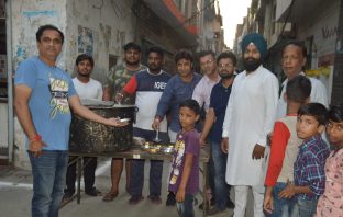 वार्ड न 86 के मोहल्ला निवासियों की तरफ से जन्माष्टमी के उपलक्ष्य में लगाया खीर का लंगर