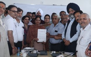 पंजाब प्रदेश व्यापार मंडल का एक शिष्टमंडल डी ई टी सी से डोर टू डोर निरीक्षण और लंबित वैट मामलों के लिए ओ टी एस योजना के संबंध में मिला !
