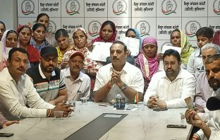 राशन कार्ड कटने को लेकर लोगों का गुस्सा फूटा परिवारो ने पूर्व विधायक संजय तलवाड से की मुलाकात