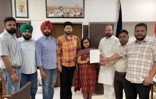 यूथ कांग्रेस ने योगेश हांडा के नेतृत्व में आंखो,कानों व मुंह पर काली पट्टियां बांध जताया बढ़ती डकैती, लूटपाट,हत्याओ की घटनाओं पर रोष