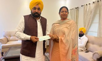 ਲੁਧਿਆਣਾ ਦੱਖਣੀ ਤੋਂ ਐਮ ਐਲ ਏ ਰਜਿੰਦਰ ਪਾਲ ਕੌਰ ਛੀਨਾ ਨੇ ਆਪਣੀ ਇਕ ਮਹੀਨੇ ਦੀ ਤਨਖਾਹ ਦਾ ਚੈਕ ਮੁੱਖ ਮੰਤਰੀ ਪੰਜਾਬ ਨੂੰ ਸੌਂਪਿਆ