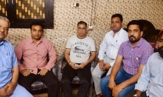 प्रधानमन्त्री आदर्श ग्राम योजना कमेटी के पूर्व सदस्य मनोज कुमार चौहान व बाल अधिकार कार्यकर्ता श्री दिनेश कुमार पीड़ित परिवार से मिले।