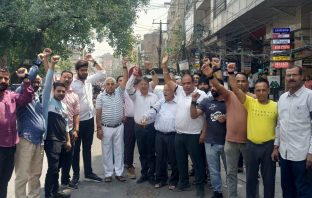 पहलगाम घटना के विरोध में पंजाब व्यापार मंडल ने आज समूह व्यापारियों के साथ काली पट्टियां बांधकर मनाया काला दिवस